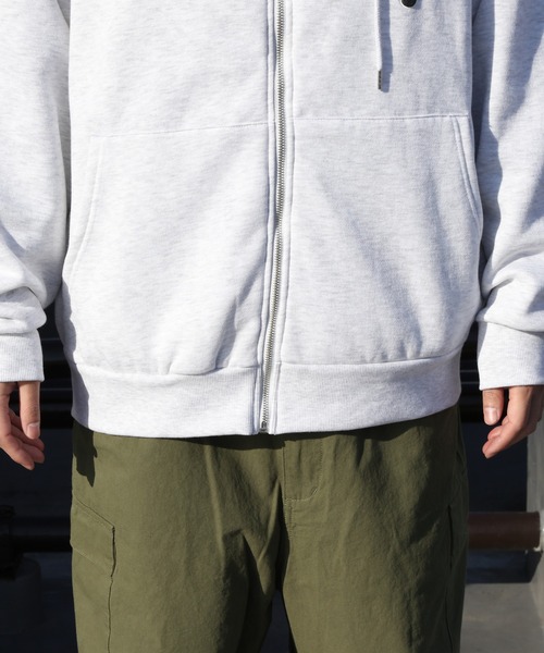 ８(eight)（エイト）の「グラフィック裏起毛ZIPパーカー（パーカー・メンズ・ブラック/アッシュグレー・LARGE/MEDIUM）」の4枚目の写真