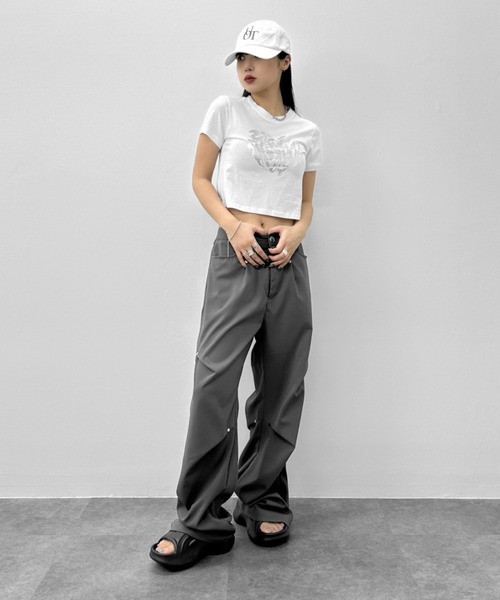 LVEU.(ラブユ.)の「【LVEU.】メタリックハートロゴクロップドTシャツ / トップス カットソー クロップド丈 ショート丈 コンパクト プリント ハート ロゴ メタリック ブラック ホワイト ZOZOTOWN限定(Tシャツ/カットソー・レディース・ホワイト/ブラック・FREE)」の20枚目の写真