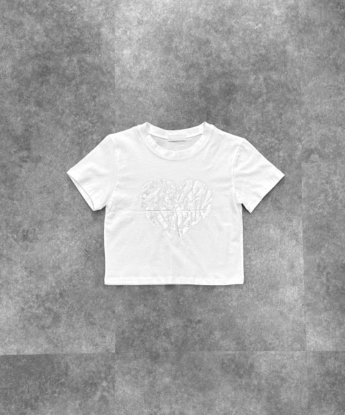 LVEU.(ラブユ.)の「【LVEU.】メタリックハートロゴクロップドTシャツ / トップス カットソー クロップド丈 ショート丈 コンパクト プリント ハート ロゴ メタリック ブラック ホワイト ZOZOTOWN限定(Tシャツ/カットソー・レディース・ホワイト/ブラック・FREE)」の4枚目の写真