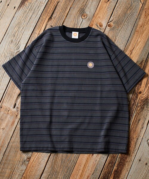 Jonas Claesson（ジョナスクレアッソン）の「JONAS CLAESSON/ジョナスクレアッソン Insideout Sun Fun border Tee/インサイドアウト サン ファン Tシャツ/リバーシブル/リラックスフィット（Tシャツ/カットソー・メンズ・マスタード/パープル/ブラック・MEDIUM/LARGE）」の4枚目の写真