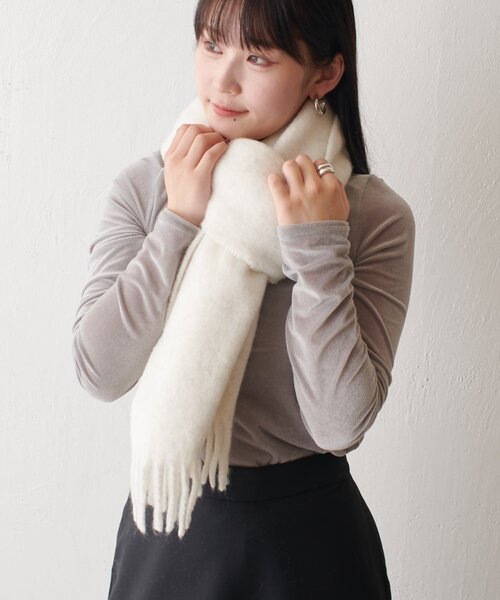 Lui's（ルイス）の「ウール混カラーブークレーカラーマフラー（マフラー・レディース・オレンジ/オフホワイト/ネイビー/ベージュ・FREE）」の7枚目の写真