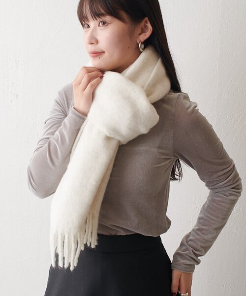 Lui's（ルイス）の「ウール混カラーブークレーカラーマフラー（マフラー・レディース・オレンジ/オフホワイト/ネイビー/ベージュ・FREE）」の8枚目の写真