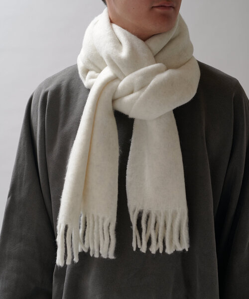 Lui's（ルイス）の「ウール混カラーブークレーカラーマフラー（マフラー・レディース・オレンジ/オフホワイト/ネイビー/ベージュ・FREE）」の15枚目の写真