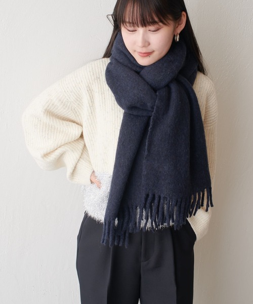 Lui's（ルイス）の「ウール混カラーブークレーカラーマフラー（マフラー・レディース・オレンジ/オフホワイト/ネイビー/ベージュ・FREE）」の3枚目の写真