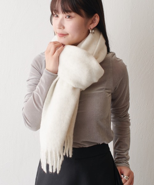 Lui's（ルイス）の「ウール混カラーブークレーカラーマフラー（マフラー・レディース・オレンジ/オフホワイト/ネイビー/ベージュ・FREE）」の2枚目の写真