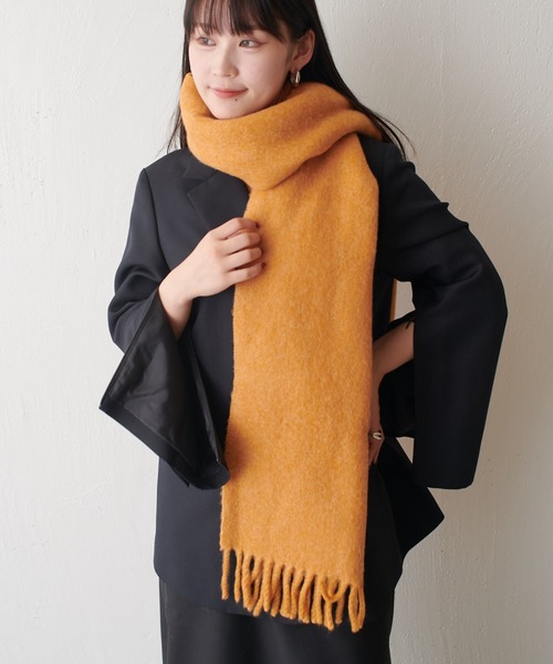 Lui's（ルイス）の「ウール混カラーブークレーカラーマフラー（マフラー・レディース・オレンジ/オフホワイト/ネイビー/ベージュ・FREE）」の4枚目の写真