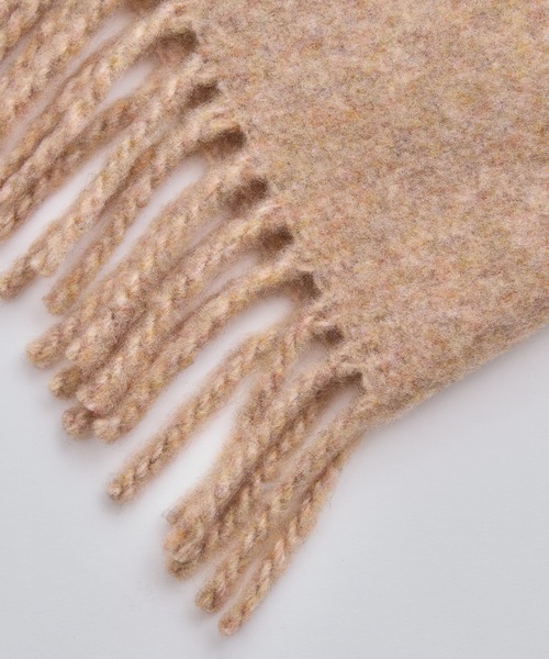 Lui's（ルイス）の「ウール混カラーブークレーカラーマフラー（マフラー・レディース・オレンジ/オフホワイト/ネイビー/ベージュ・FREE）」の6枚目の写真