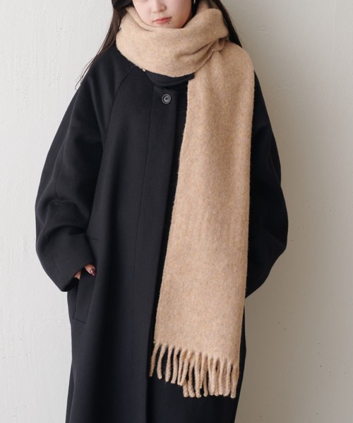 Lui's（ルイス）の「ウール混カラーブークレーカラーマフラー（マフラー・レディース・オレンジ/オフホワイト/ネイビー/ベージュ・FREE）」の13枚目の写真