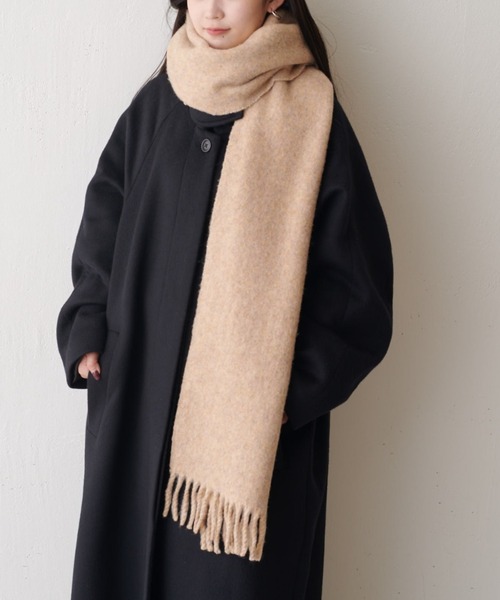 Lui's（ルイス）の「ウール混カラーブークレーカラーマフラー（マフラー・レディース・オレンジ/オフホワイト/ネイビー/ベージュ・FREE）」の12枚目の写真