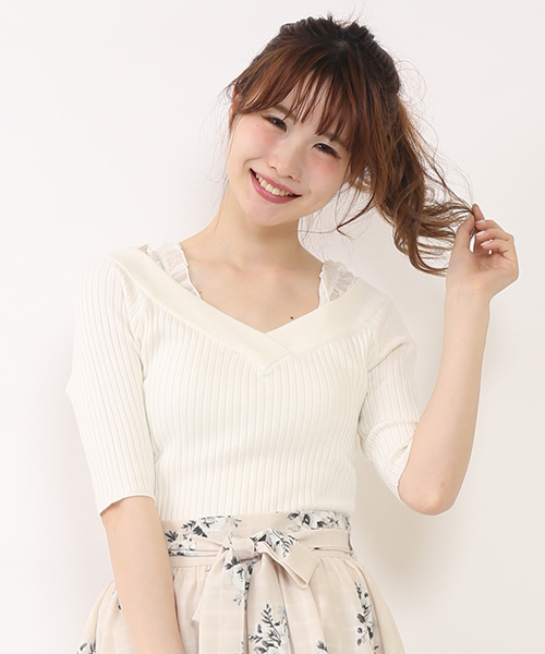 one after another NICE CLAUP（ワンアフターアナザーナイスクラップ）の「【mer11月号掲載 ナイスクラップ】フリル重ねＶネックプルオーバー（ニット/セーター・レディース・アイボリー/グレー/キャメル/カーキ・FREE）」の2枚目の写真