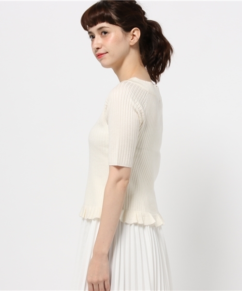 one after another NICE CLAUP（ワンアフターアナザーナイスクラップ）の「【mer11月号掲載 ナイスクラップ】フリル重ねＶネックプルオーバー（ニット/セーター・レディース・アイボリー/グレー/キャメル/カーキ・FREE）」の6枚目の写真