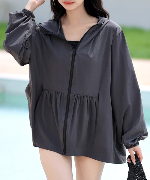 TeddyShop(テディショップ)の「【UVカット率 99%以上/UPF50+/急速・接触冷感】ふわっと軽量。長袖 ティアード 切替え フード付き ラッシュガード パーカー レディース(パーカー・レディース・ダークグレー/ブラック/カーキ/ベージュ/ブラウン/ホワイト・LL/L/M)」の3枚目の写真