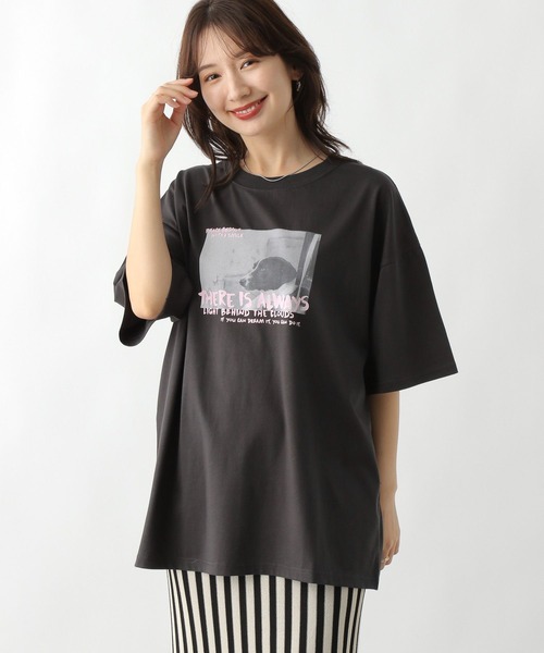 LEPSIM(レプシィム)の「チュニックPHOTO-T 121991(Tシャツ/カットソー・レディース・オフホワイト/ホワイト/チャコールグレー/グレー・FREE)」の3枚目の写真