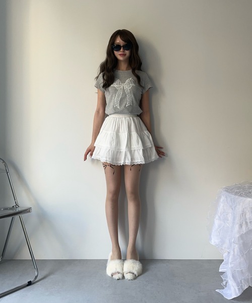 MAINLYTRULY（メインリィトゥルリィ）の「フリル ティアード ミニスカート（スカート・レディース・ホワイト・S）」の2枚目の写真