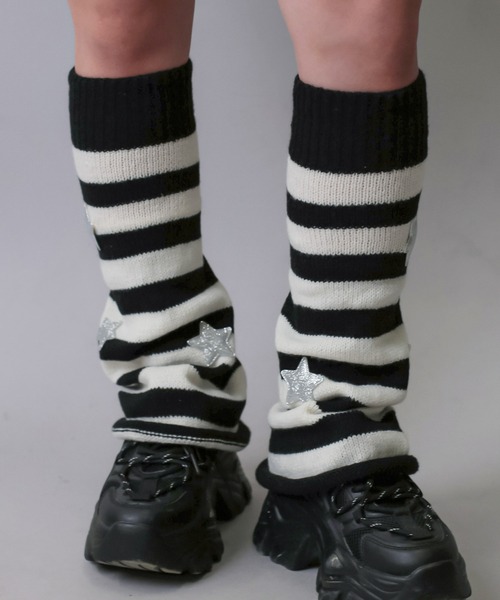 SPINNS（スピンズ）の「スターボーダーワイドレッグカバー（レッグウォーマー・レディース・ホワイト×ブラック・ONESIZE）」の5枚目の写真