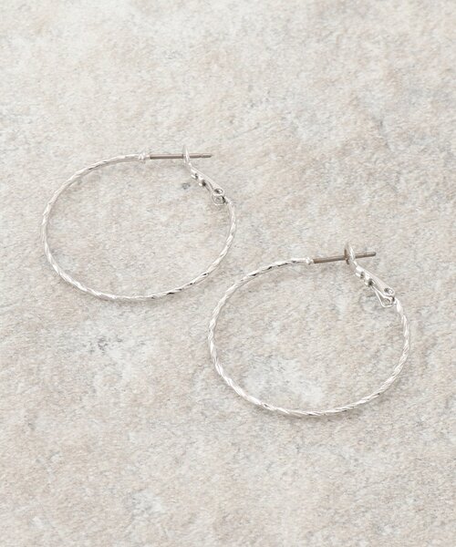 OPAQUE.CLIP（オペークドットクリップ）の「ねじりメタルフープピアス（ピアス（両耳用）・レディース・シルバー/ゴールド・00）」の2枚目の写真