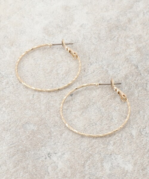 OPAQUE.CLIP（オペークドットクリップ）の「ねじりメタルフープピアス（ピアス（両耳用）・レディース・シルバー/ゴールド・00）」の7枚目の写真