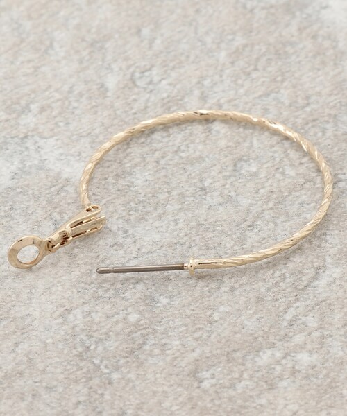 OPAQUE.CLIP（オペークドットクリップ）の「ねじりメタルフープピアス（ピアス（両耳用）・レディース・シルバー/ゴールド・00）」の5枚目の写真