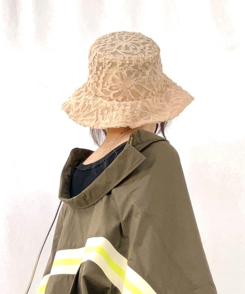 Q(キュー)の「フラッフィーフラワーハット(ハット・レディース・アイボリー/ブラック・ONE SIZE)」の3枚目の写真