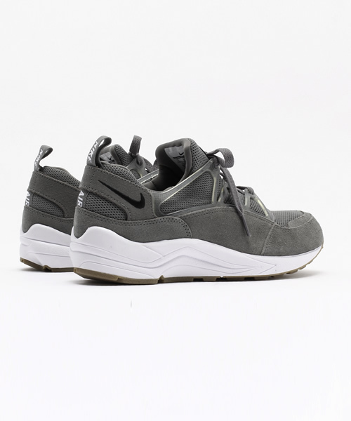 NIKE(ナイキ)の「NIKE(ナイキ) エアハラチライト(スニーカー・レディース・ブラック/グレー/ネイビー・24cm/24.5cm/25cm)」の6枚目の写真