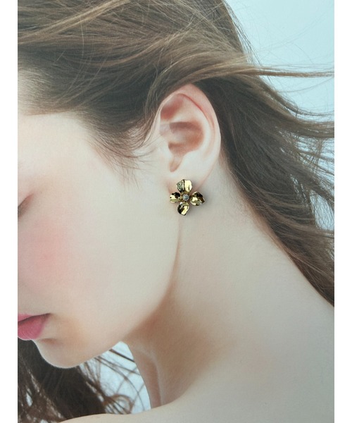 tone(トーン)の「【Mee】flower × パールキャッチ(MA)(ピアス(両耳用)・レディース・ゴールド/シルバー・FREE)」の6枚目の写真