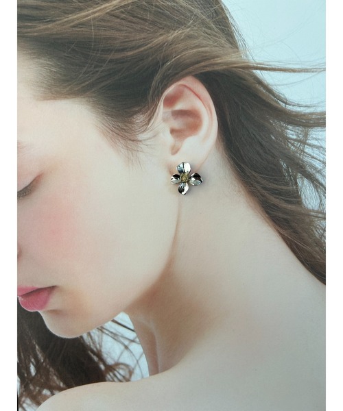 tone(トーン)の「【Mee】flower × パールキャッチ(MA)(ピアス(両耳用)・レディース・ゴールド/シルバー・FREE)」の10枚目の写真
