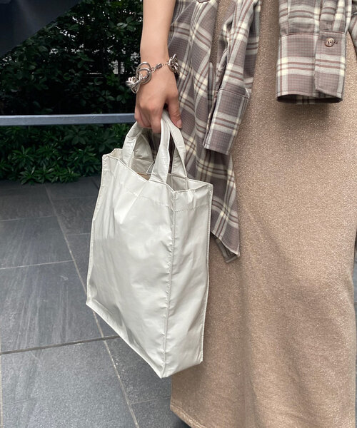 DouDou(ドゥドゥ)の「【WEB限定】タテ型ショッパー(ショルダーバッグ・レディース・ブラック/アイボリー/シルバー/グリーン/ベージュ・FREE)」の7枚目の写真