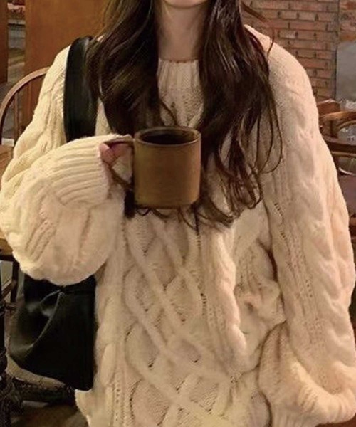 SPIGA（スピーガ）の「ｹｰﾌﾞﾙ編みｵｰﾊﾞｰｻｲｽﾞﾌﾟﾙｵｰﾊﾞｰﾆｯﾄ（ニット/セーター・レディース・ベージュ/パープル/レッド・FREE）」の2枚目の写真