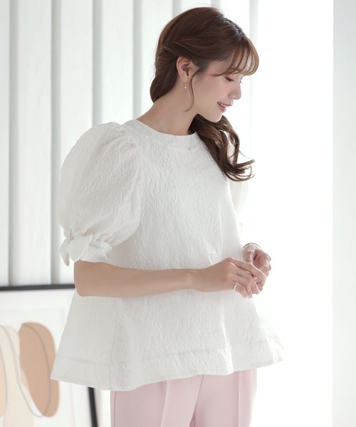 MERAKI(メラキ)の「袖リボンフラワージャガードトップス(シャツ/ブラウス・レディース・イエロー/ブラック/ホワイト/ブルーグレー/サーモンピンク・FREE)」の2枚目の写真