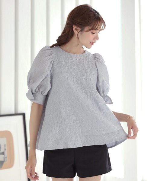 MERAKI(メラキ)の「袖リボンフラワージャガードトップス(シャツ/ブラウス・レディース・イエロー/ブラック/ホワイト/ブルーグレー/サーモンピンク・FREE)」の4枚目の写真