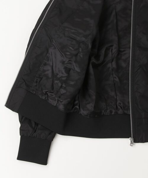 MM6 Maison Margiela(エムエムシックス メゾン マルジェラ)の「MM6 Maison Margiela(エムエムシックス メゾン マルジェラ)Kids & Junior ワンポイントブランドロゴジップアップブルゾン(ブルゾン・キッズ・ブラック・12Y/14Y/16Y/10Y)」の2枚目の写真