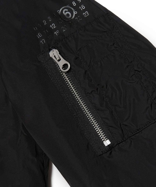 MM6 Maison Margiela(エムエムシックス メゾン マルジェラ)の「MM6 Maison Margiela(エムエムシックス メゾン マルジェラ)Kids & Junior ワンポイントブランドロゴジップアップブルゾン(ブルゾン・キッズ・ブラック・12Y/14Y/16Y/10Y)」の5枚目の写真