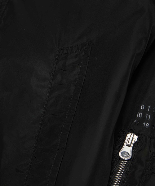 MM6 Maison Margiela(エムエムシックス メゾン マルジェラ)の「MM6 Maison Margiela(エムエムシックス メゾン マルジェラ)Kids & Junior ワンポイントブランドロゴジップアップブルゾン(ブルゾン・キッズ・ブラック・12Y/14Y/16Y/10Y)」の6枚目の写真