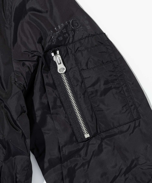 MM6 Maison Margiela(エムエムシックス メゾン マルジェラ)の「MM6 Maison Margiela(エムエムシックス メゾン マルジェラ)Kids & Junior ワンポイントブランドロゴジップアップブルゾン(ブルゾン・キッズ・ブラック・12Y/14Y/16Y/10Y)」の13枚目の写真