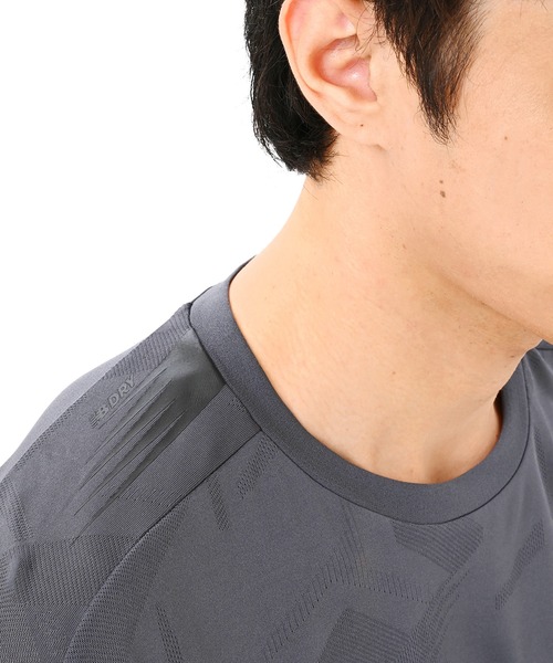 NEW BALANCE(ニューバランス)の「Black Out ジャガードメッシュニットショートスリーブTシャツ(Tシャツ/カットソー・メンズ・チャコールグレー/ベージュ/ブラック・LARGE/MEDIUM/SMALL)」の13枚目の写真