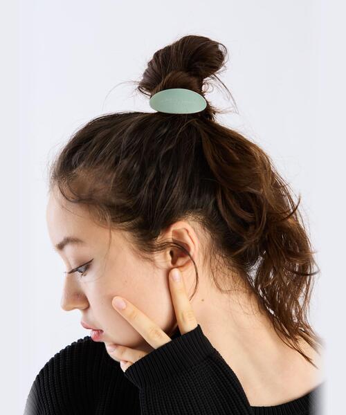 To b. by agnes b.（トゥービーバイアニエスベー）の「カラー ロゴ ヘアタイ（その他ヘアアクセサリー・レディース・グリーン・FREE）」の5枚目の写真