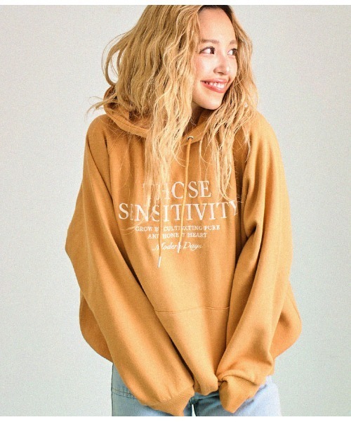 anap mimpi(アナップミンピ)の「裏起毛 メッセージ刺繍 ラグラン フード パーカー(パーカー・レディース・グレー/ピンク/キャメル・FREE)」の2枚目の写真