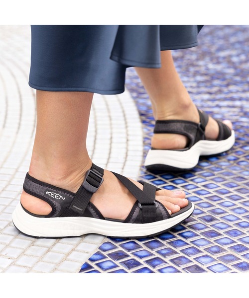 KEEN(キーン)の「LEIKI OT SANDAL / レイキ オープントウ サンダル / レディース サンダル(サンダル・レディース・ブラック・25.5cm/25cm/24.5cm/24cm/23.5cm/23cm/22.5cm)」の1枚目の写真