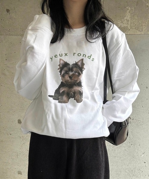 merrylatte(メリーラテ)の「【軽量】犬プリントスウェット トレーナー(スウェット・レディース・ホワイト・LARGE/MEDIUM)」の1枚目の写真