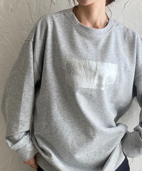 She's Closet(シーズクローゼット)の「オーバーサイズ長袖メタリック箔プリント裏毛スウェットプルオーバー(スウェット・レディース・オフホワイト/杢グレー/ブラック/チャコールグレー・FREE)」の4枚目の写真