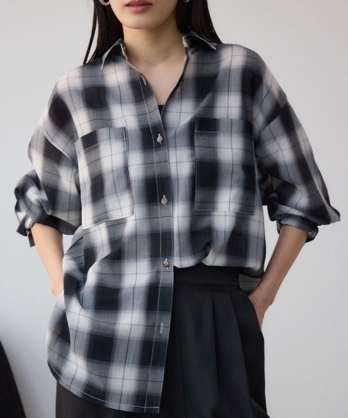 AZUL by moussy(アズールバイマウジー)の「オンブレチェックライトシャツ(シャツ/ブラウス・レディース・ブラック系その他/ブルー系その他/グリーン系その他2・FREE)」の2枚目の写真
