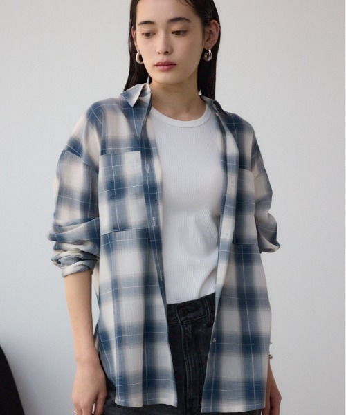 AZUL by moussy(アズールバイマウジー)の「オンブレチェックライトシャツ(シャツ/ブラウス・レディース・ブラック系その他/ブルー系その他/グリーン系その他2・FREE)」の3枚目の写真