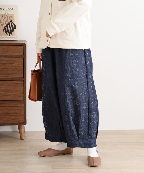 Emago(イマゴ)の「EMAGO イカリ刺繍裾タックパンツ(その他パンツ・レディース・インディゴブルー/アイボリー・FREE)」の1枚目の写真