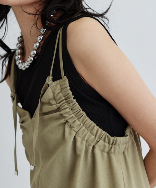 GALLEST（ギャレスト）の「ギャザーストラップワンピース（ワンピース・レディース・スモーキーグリーン系/ブラック・38/40/36）」の6枚目の写真