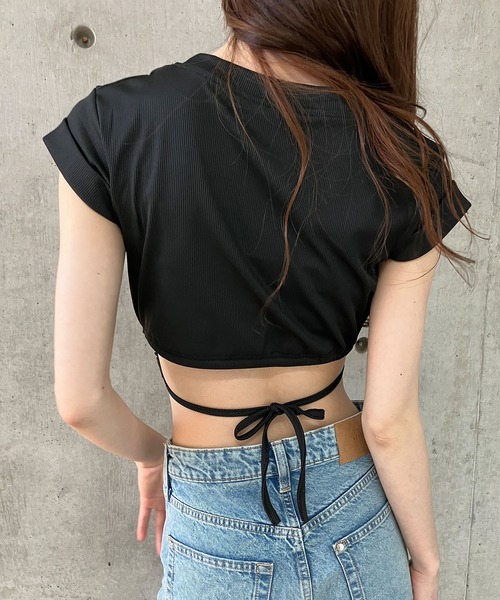 GLAMOROUS JANE（グラマラスジェーン）の「テレコバックオープンクロップド丈トップス（Tシャツ/カットソー・レディース・ブラック/ホワイト・FREE）」の5枚目の写真