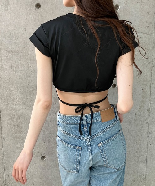 GLAMOROUS JANE（グラマラスジェーン）の「テレコバックオープンクロップド丈トップス（Tシャツ/カットソー・レディース・ブラック/ホワイト・FREE）」の13枚目の写真