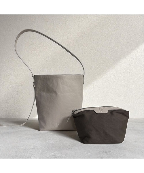 エーゼロ（エーゼロ）の「《牛革》ポーチ付きバケットショルダー（ショルダーバッグ・レディース・ブラック/グレイッシュベージュ・FREE）」の2枚目の写真