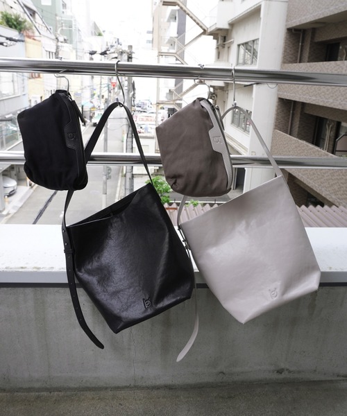 エーゼロ（エーゼロ）の「《牛革》ポーチ付きバケットショルダー（ショルダーバッグ・レディース・ブラック/グレイッシュベージュ・FREE）」の10枚目の写真