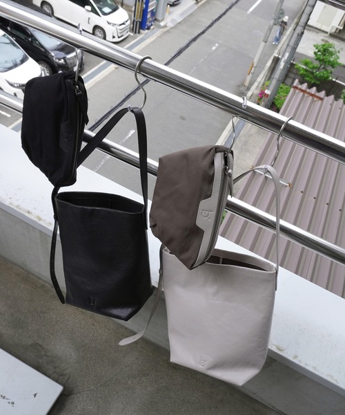 エーゼロ（エーゼロ）の「《牛革》ポーチ付きバケットショルダー（ショルダーバッグ・レディース・ブラック/グレイッシュベージュ・FREE）」の11枚目の写真