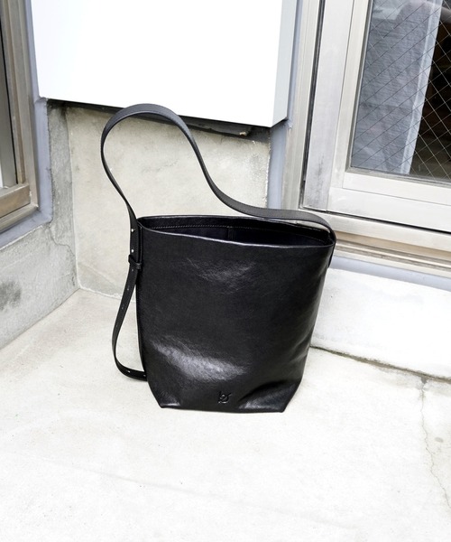 エーゼロ（エーゼロ）の「《牛革》ポーチ付きバケットショルダー（ショルダーバッグ・レディース・ブラック/グレイッシュベージュ・FREE）」の5枚目の写真